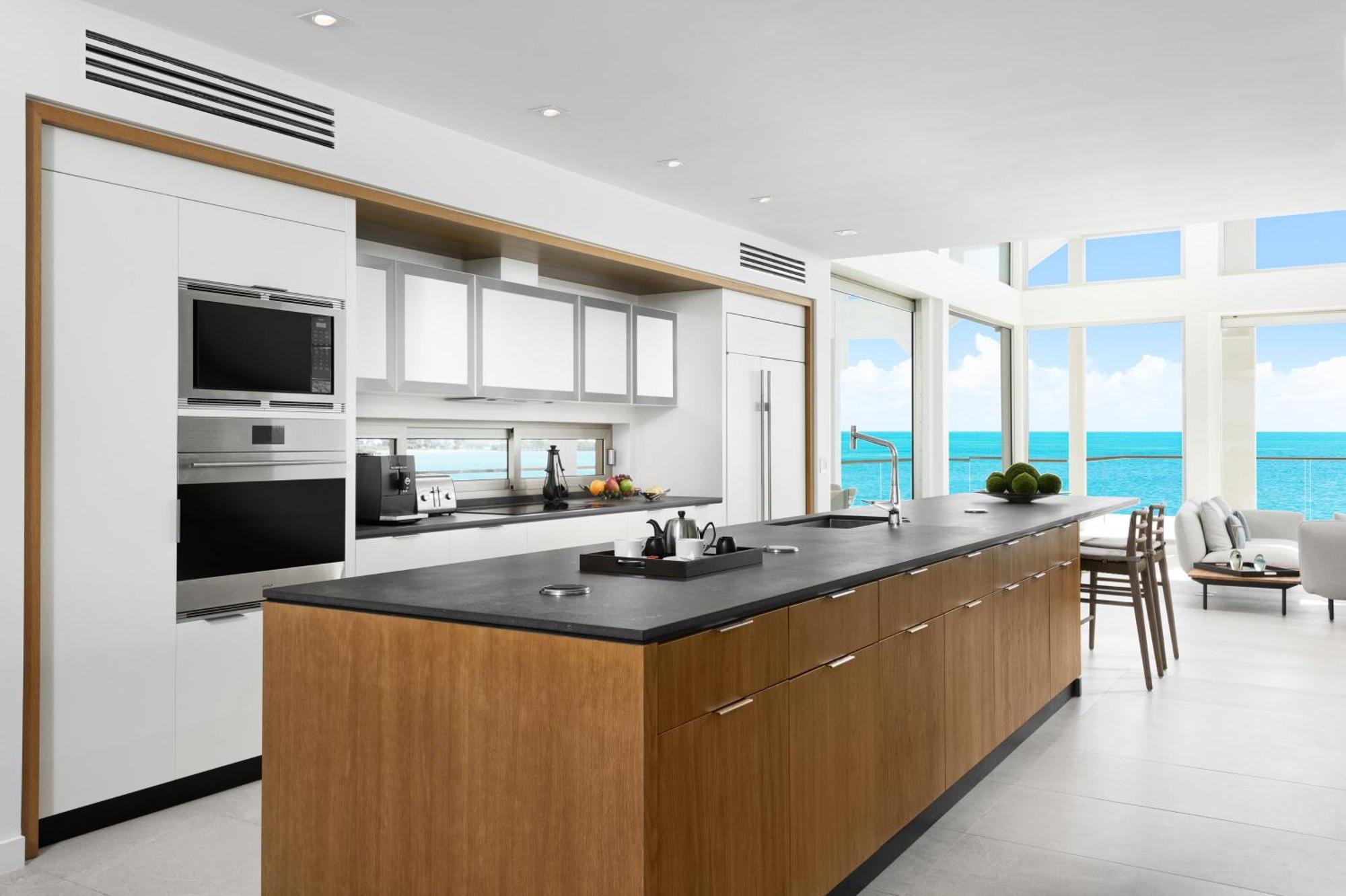 Villa La South, Luxury Oceanfront On Sapodilla Bay