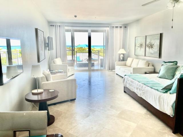 Private Poolside, Loft-like With Panoramic Grace Bay Views, Walk To Beach, Restaurants, & Marina! Apartment