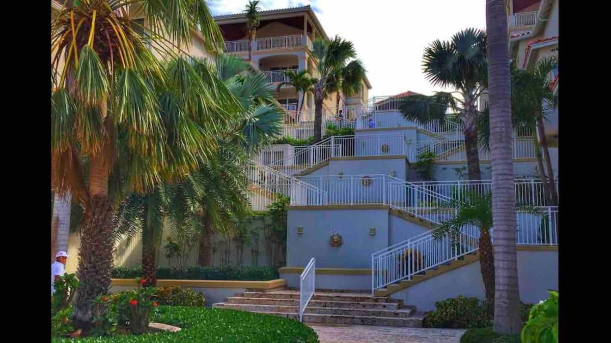 Apartment Private Poolside, Loft-like With Panoramic Grace Bay Views, Walk To Beach, Restaurants, & Marina! Turtle Cove