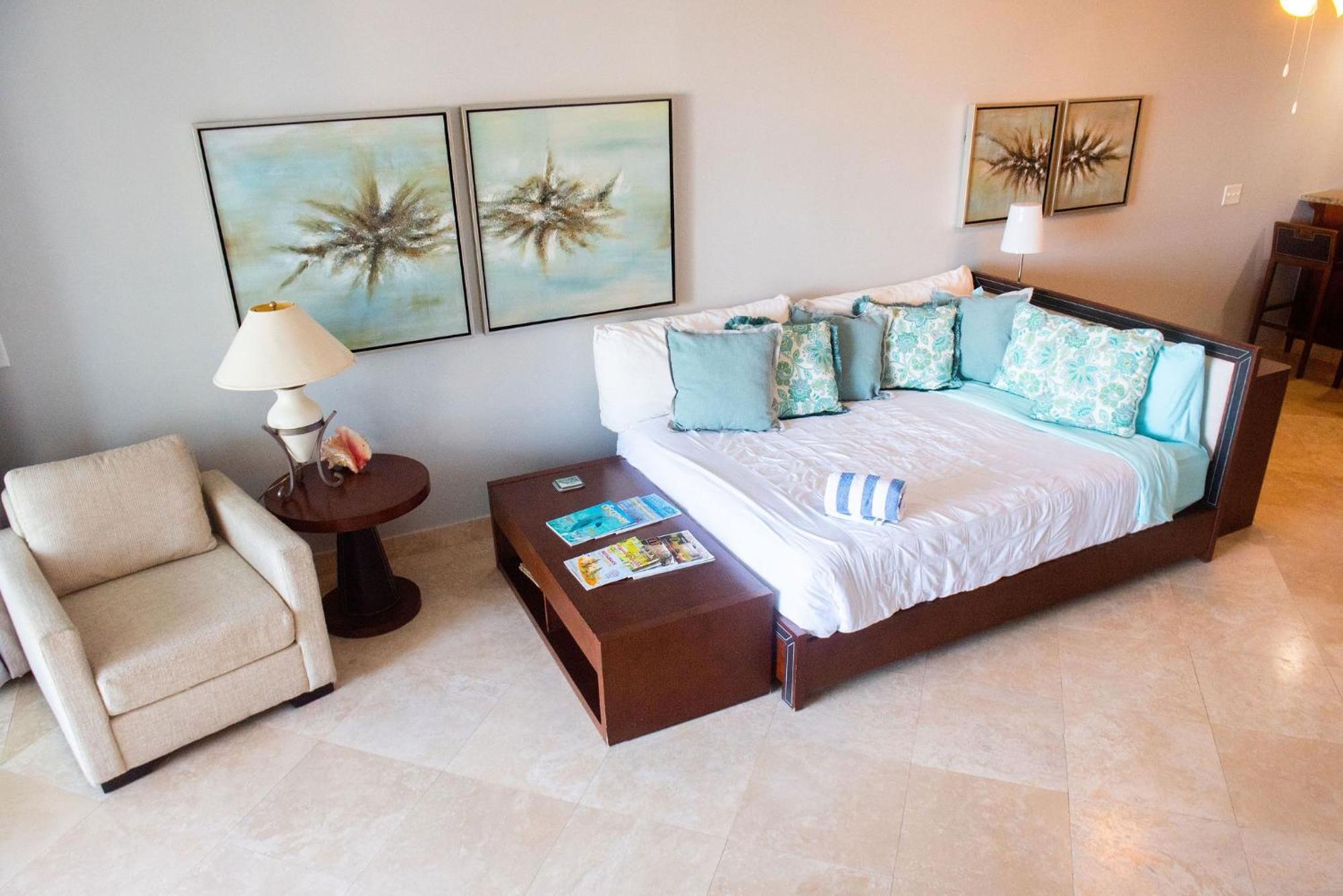 Apartment Private Poolside, Loft-like With Panoramic Grace Bay Views, Walk To Beach, Restaurants, & Marina! Turtle Cove