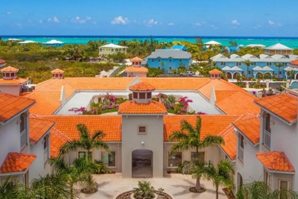Apartment Private Poolside, Loft-like With Panoramic Grace Bay Views, Walk To Beach, Restaurants, & Marina!