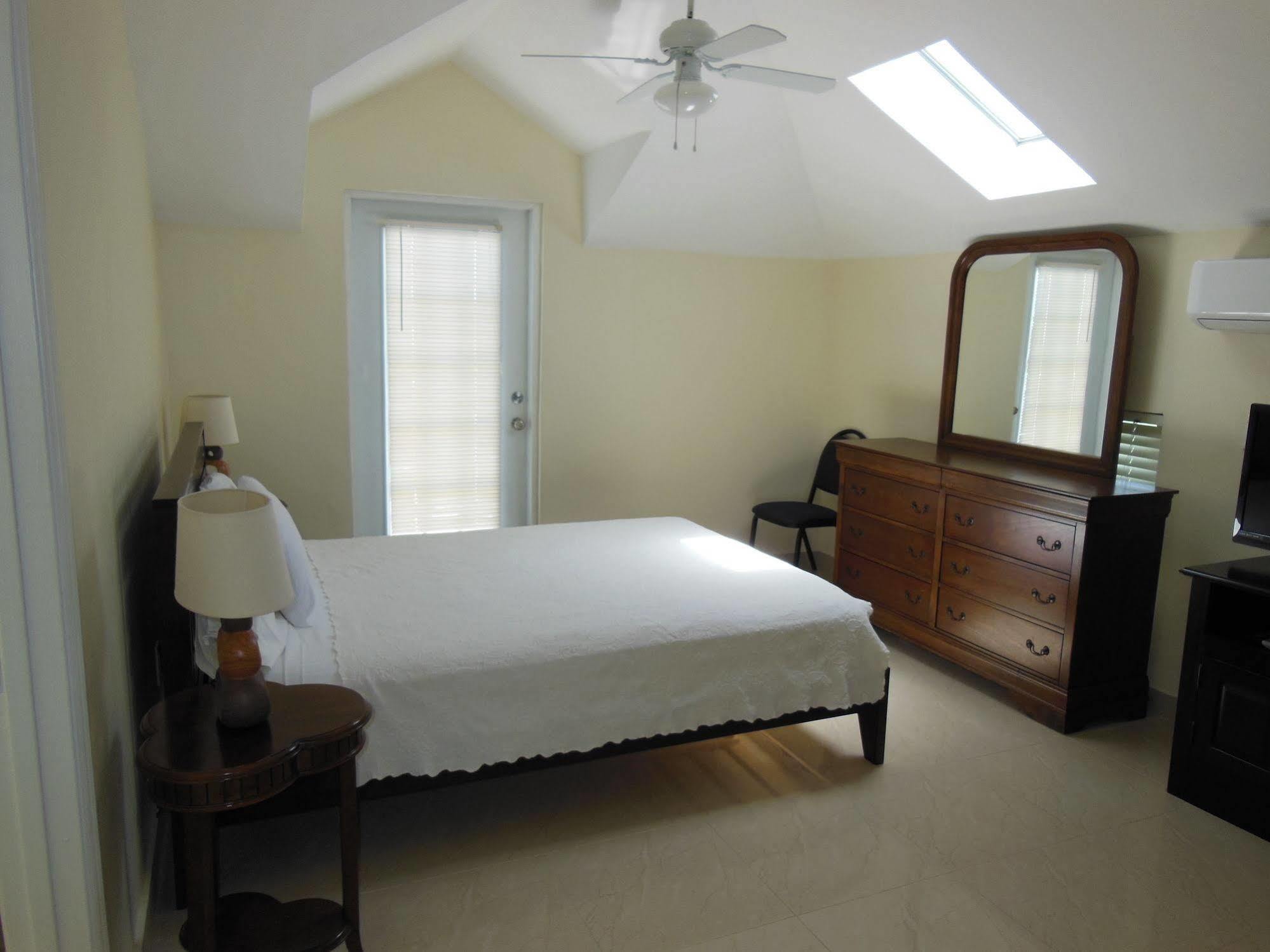 Carib Club * Grace Bay