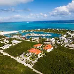 Serene Penthouse Oasis, Pool, Steps From The Beach
