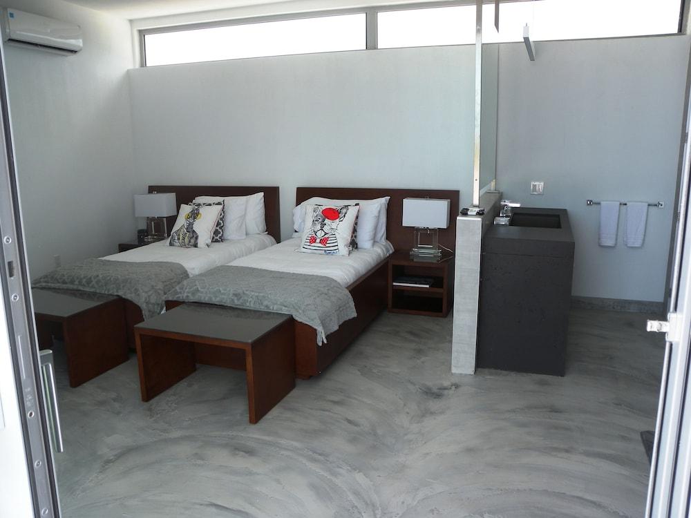 White - 2-bedroom Private - V6 *