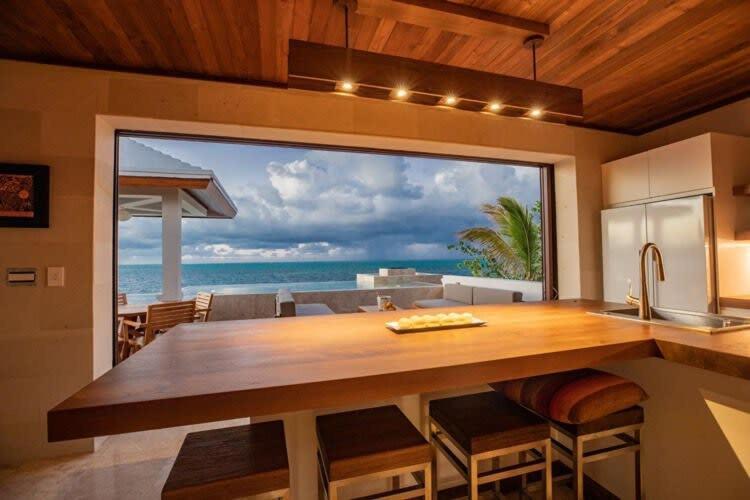 Luxurious Beachfront 2 Bedroom On Smith's Reef *
