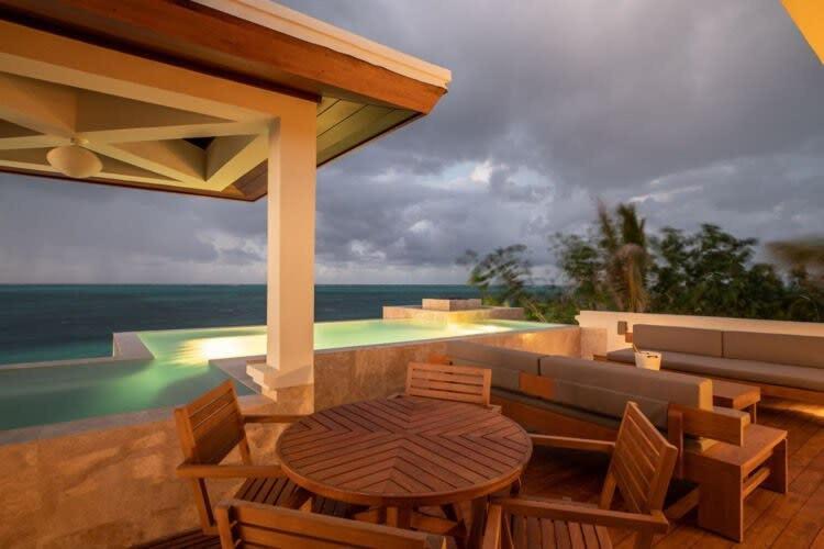 Luxurious Beachfront 2 Bedroom On Smith's Reef * Turtle Cove