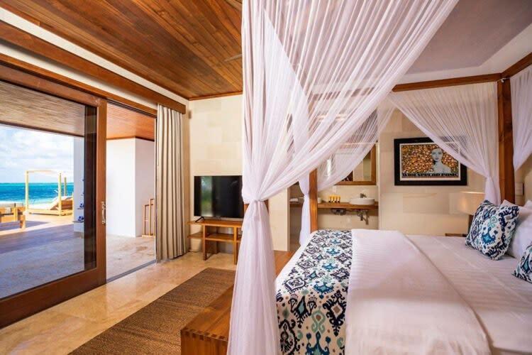 Luxurious Beachfront 2 Bedroom On Smith's Reef Turtle Cove