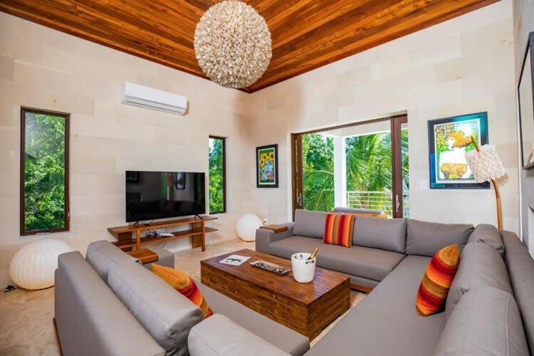 Luxurious Beachfront 2 Bedroom On Smith's Reef Villa Turtle Cove