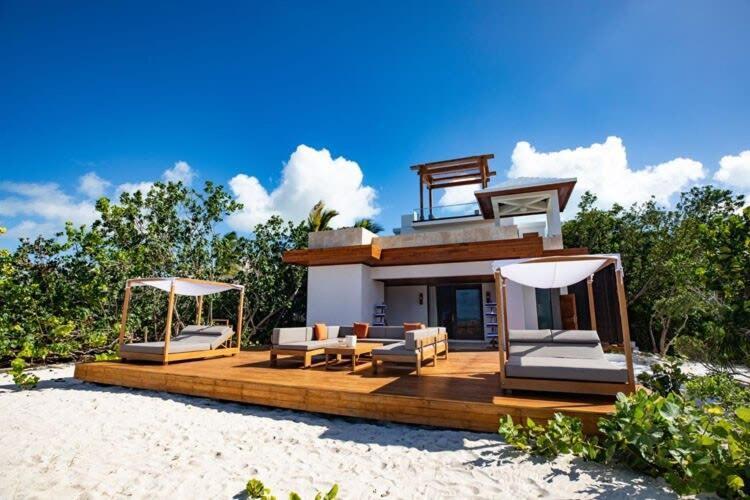 Luxurious Beachfront 2 Bedroom On Smith's Reef *