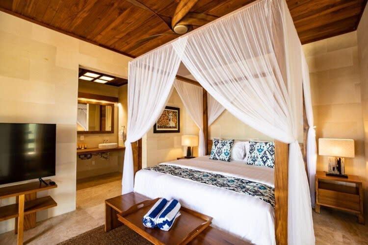 Luxurious Beachfront 2 Bedroom On Smith's Reef Turtle Cove