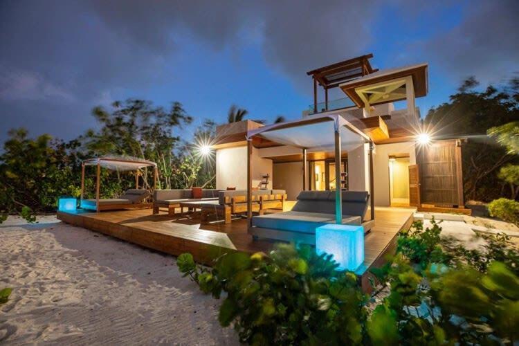 Luxurious Beachfront 2 Bedroom On Smith's Reef * Turtle Cove