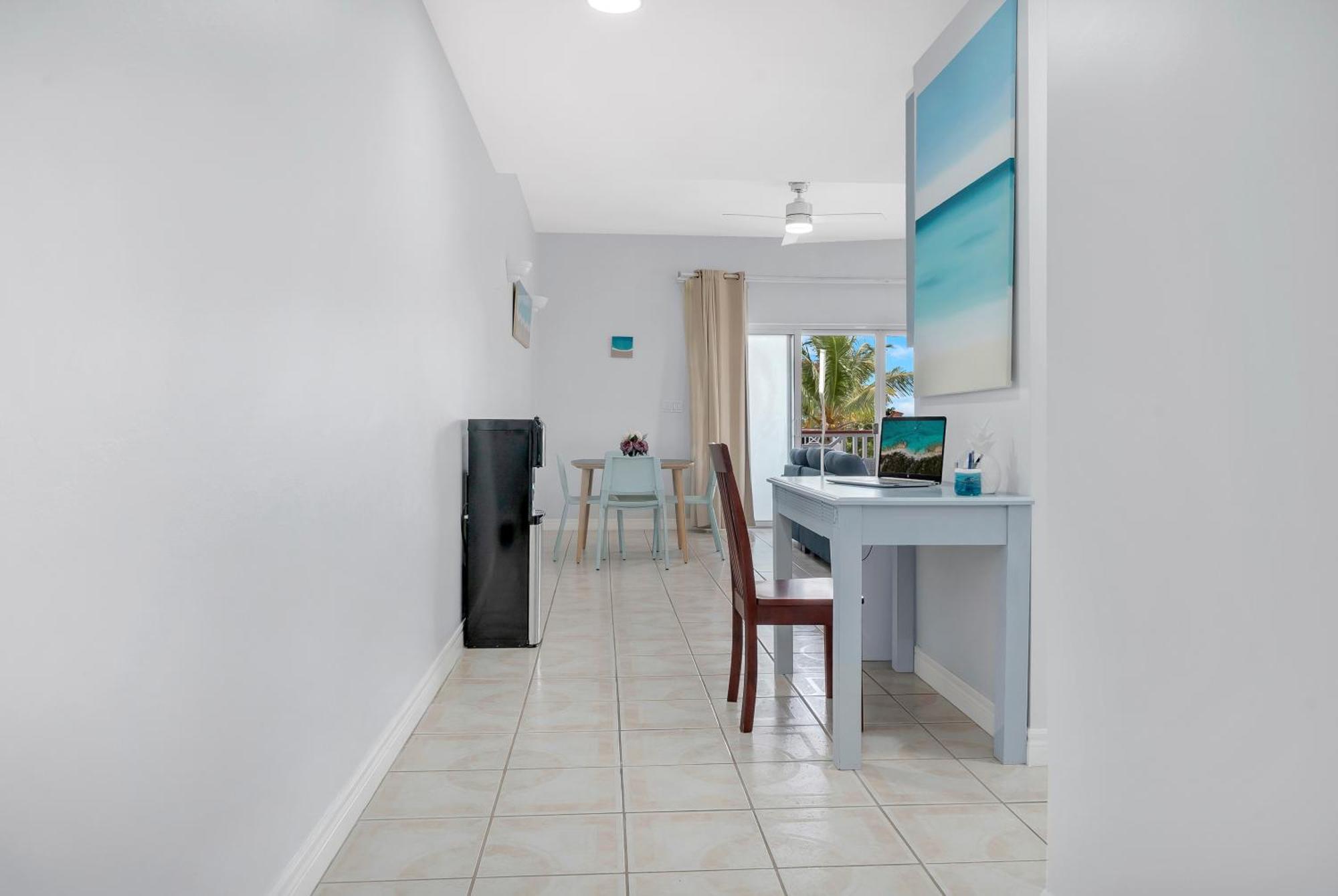 Apartment Serene Penthouse Oasis, Pool, Steps From The Beach The Bight Settlements