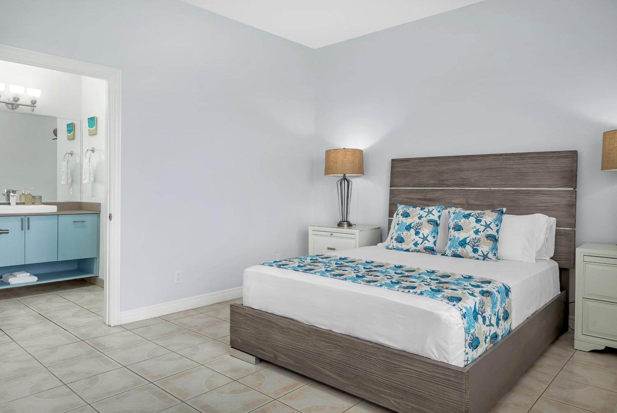 Serene Penthouse Oasis, Pool, Steps From The Beach Apartment The Bight Settlements