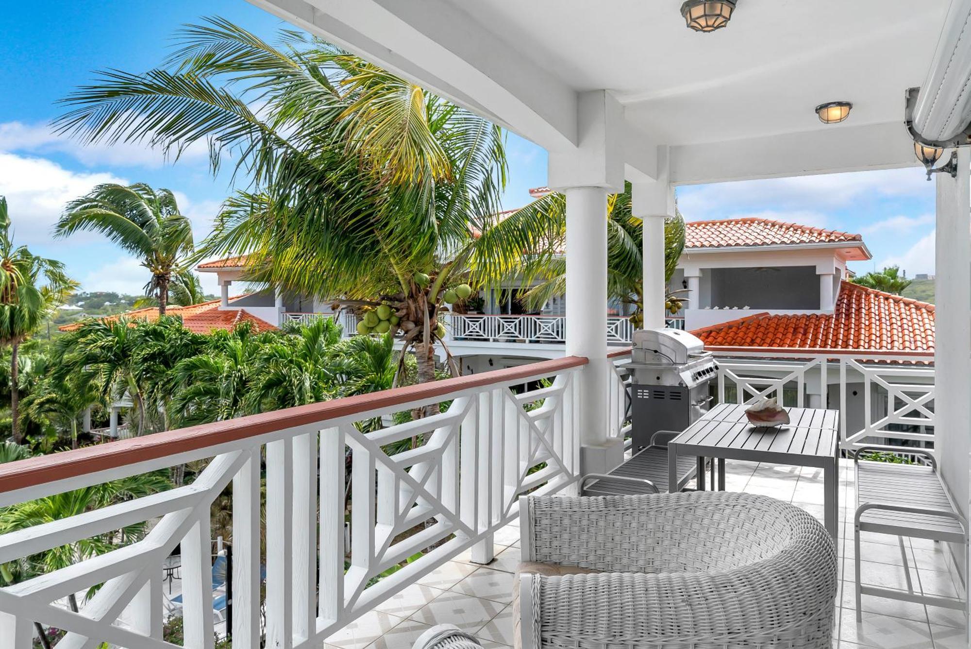 Serene Penthouse Oasis, Pool, Steps From The Beach Apartment *