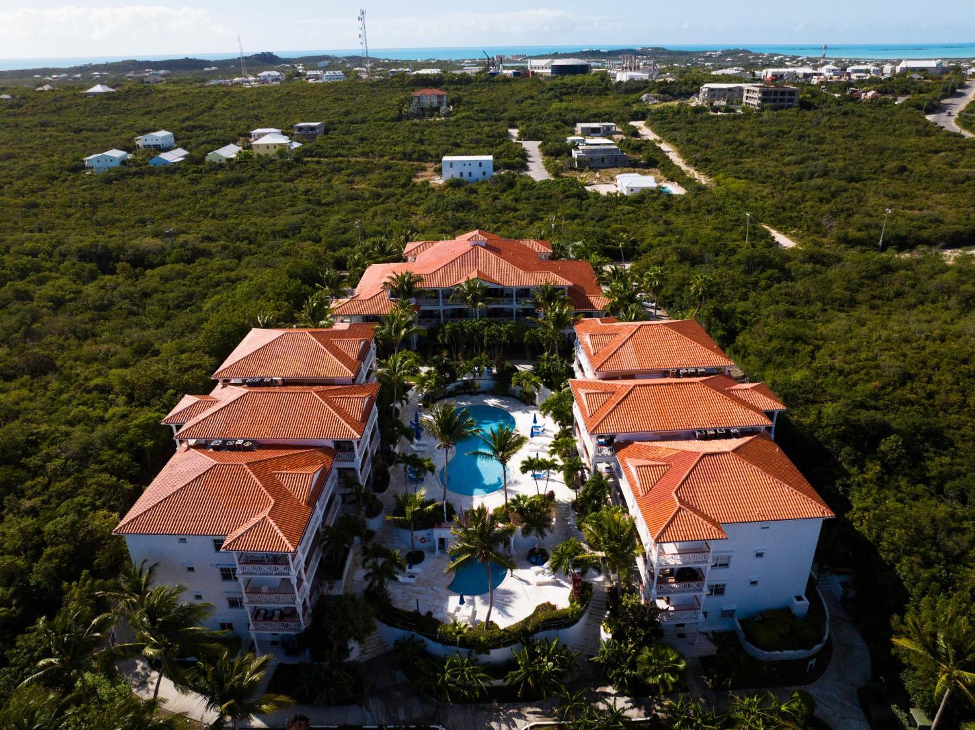 Apartment Serene Penthouse Oasis, Pool, Steps From The Beach *