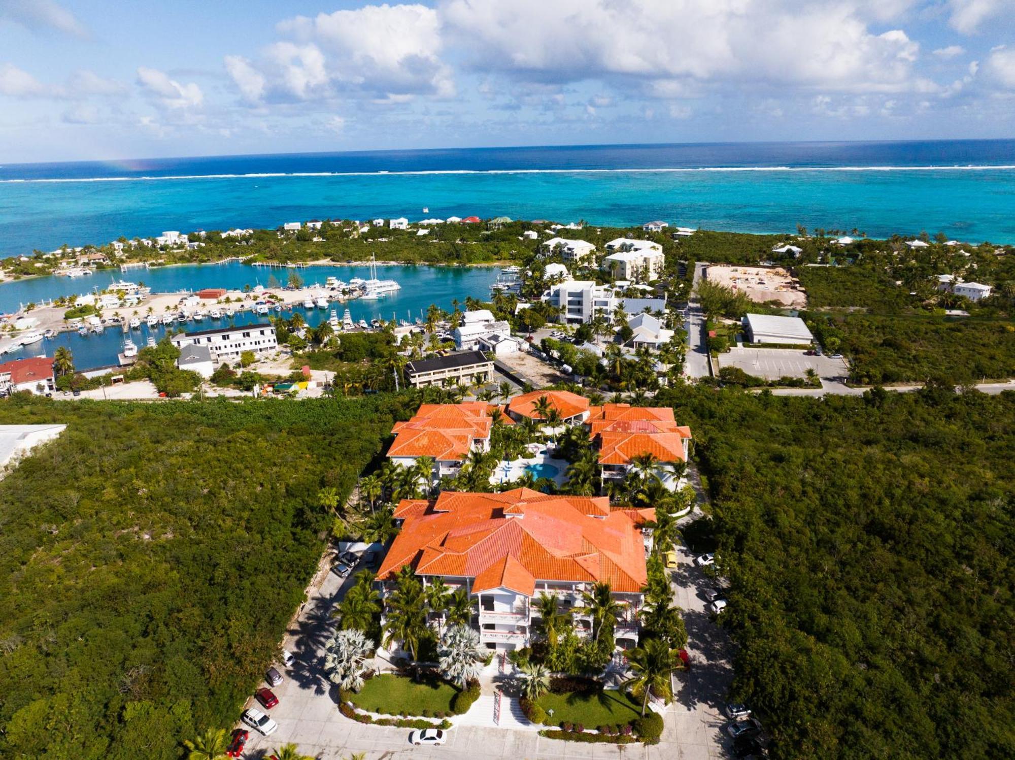 Apartment Serene Penthouse Oasis, Pool, Steps From The Beach The Bight Settlements